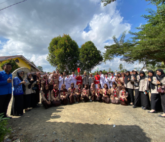 Pasukan Pengibar Bendera dari SMA PBM ddi Kecamatan Padang Ratu