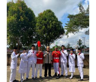 Pasukan Pengibar Bendera dari SMA PBM ddi Kecamatan Padang Ratu