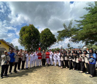 Pasukan Pengibar Bendera dari SMA PBM di Kecamatan Padang Ratu
