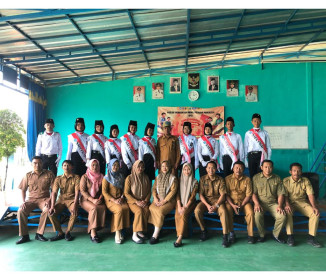 Upacara Kenaikan Bendera dengan Perangkat Desa (07-10-2024)