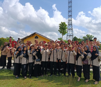 Pasukan Pengibar Bendera dari SMA PBM di Kecamatan Padang Ratu