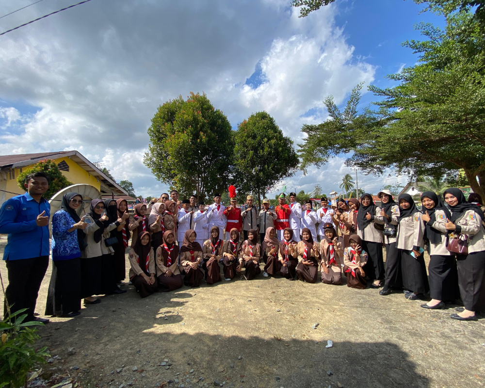 Pasukan Pengibar Bendera dari SMA PBM ddi Kecamatan Padang Ratu