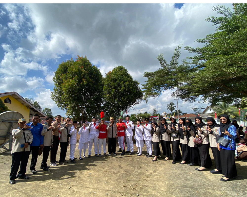 Pasukan Pengibar Bendera dari SMA PBM di Kecamatan Padang Ratu
