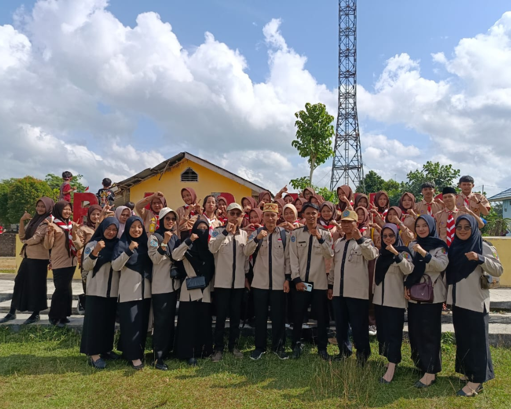 Pasukan Pengibar Bendera dari SMA PBM di Kecamatan Padang Ratu